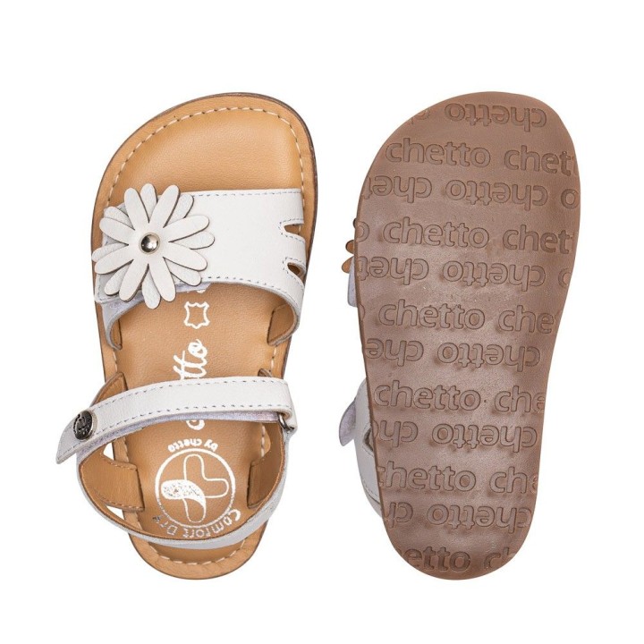 SANDALIA BAREFOOT BLANCA – FLOR EN RELIEVE Y ELEGANCIA ATEMPORAL
