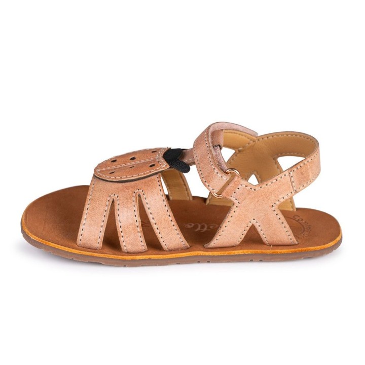 SANDALIA BAREFOOT ROSA - SUAVIDAD Y ENCANTO CON MARIQUITA EN RELIEVE