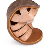 SANDALIA BAREFOOT ROSA - SUAVIDAD Y ENCANTO CON MARIQUITA EN RELIEVE