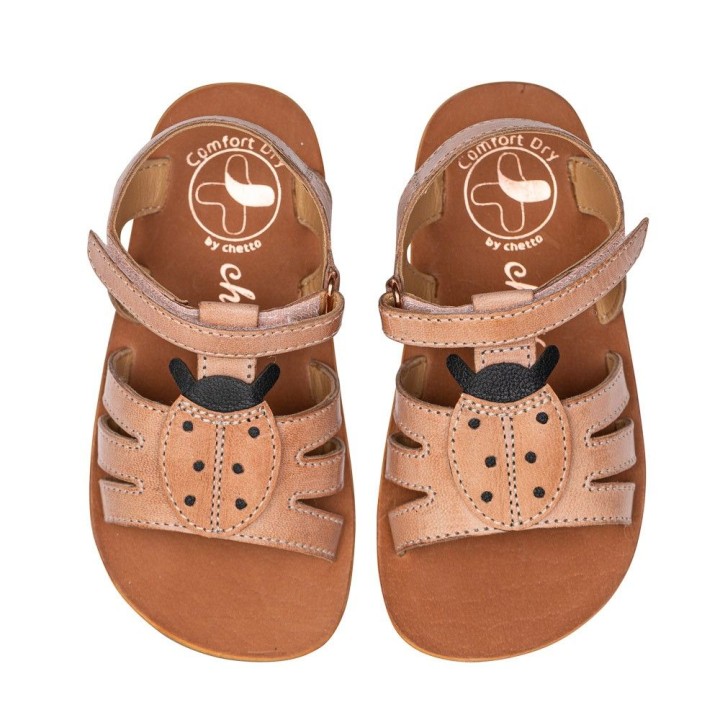 SANDALIA BAREFOOT ROSA - SUAVIDAD Y ENCANTO CON MARIQUITA EN RELIEVE