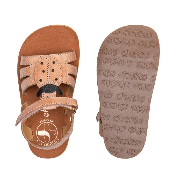 SANDALIA BAREFOOT ROSA - SUAVIDAD Y ENCANTO CON MARIQUITA EN RELIEVE