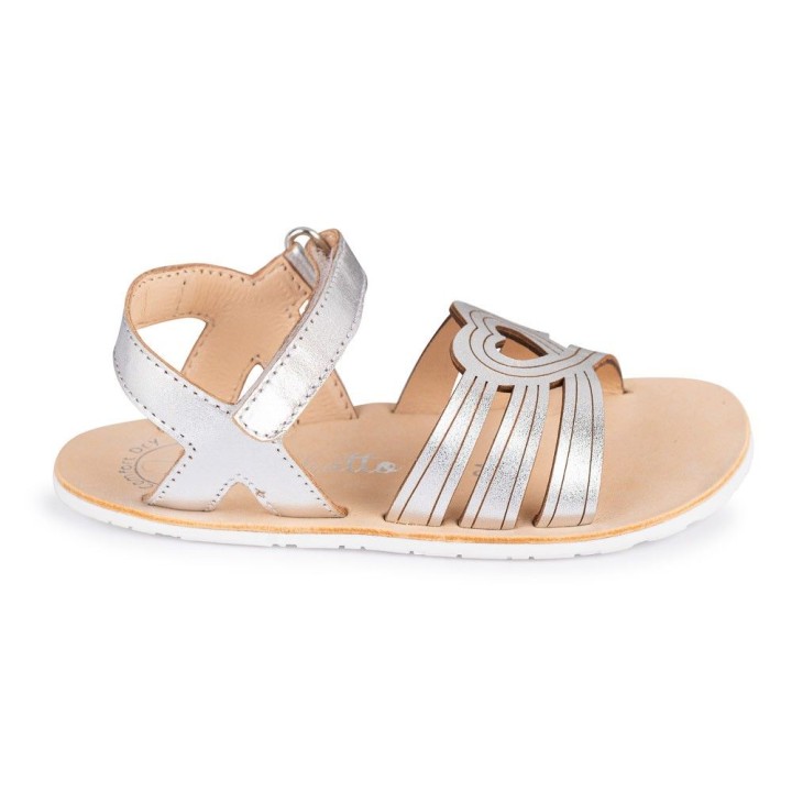 SANDALIA CORAZÓN BAREFOOT PLATA - DESTELLOS SOFISTICADOS CON TOQUE MODERNO