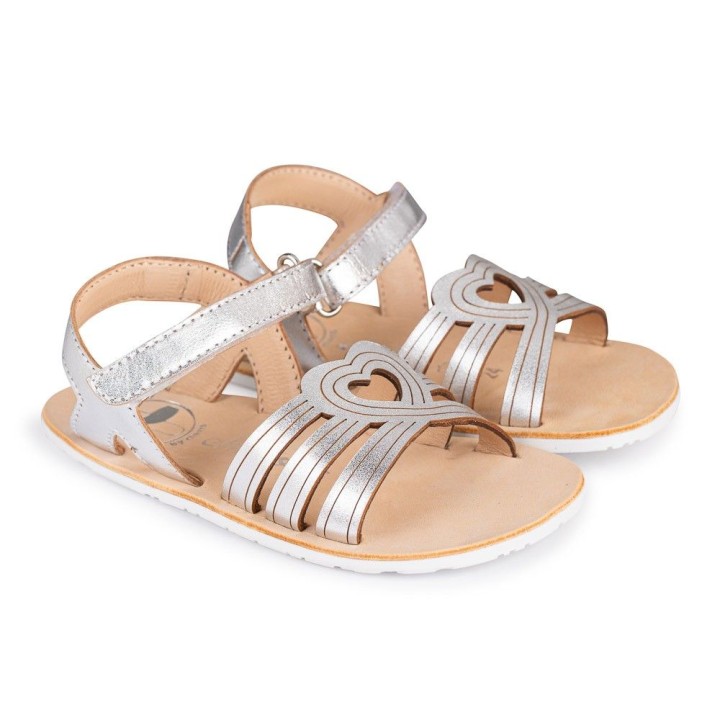 SANDALIA CORAZÓN BAREFOOT PLATA - DESTELLOS SOFISTICADOS CON TOQUE MODERNO