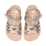 SANDALIA CORAZÓN BAREFOOT PLATA - DESTELLOS SOFISTICADOS CON TOQUE MODERNO