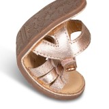 SANDALIA BAREFOOT PIEL CHETTO TIRAS METALIZADAS ORO ROSADO