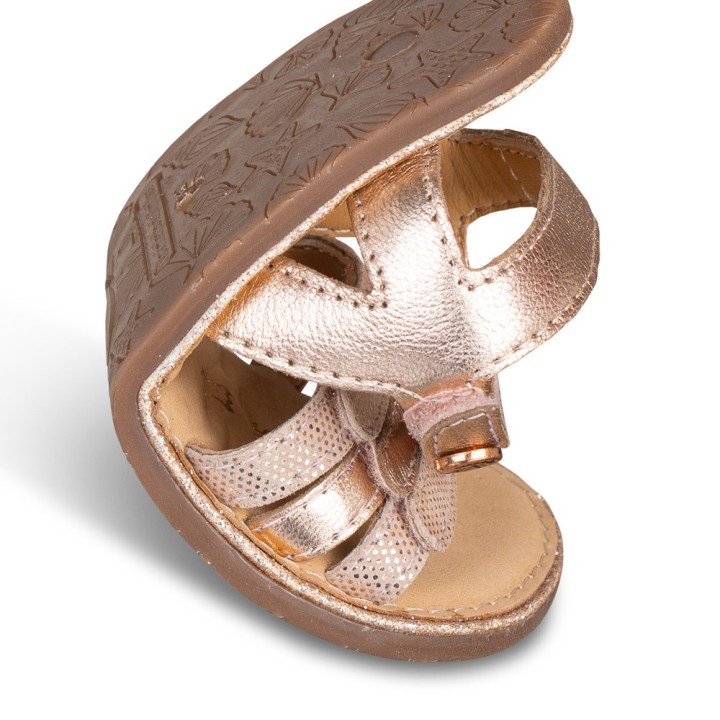 SANDALIA BAREFOOT PIEL CHETTO TIRAS METALIZADAS ORO ROSADO
