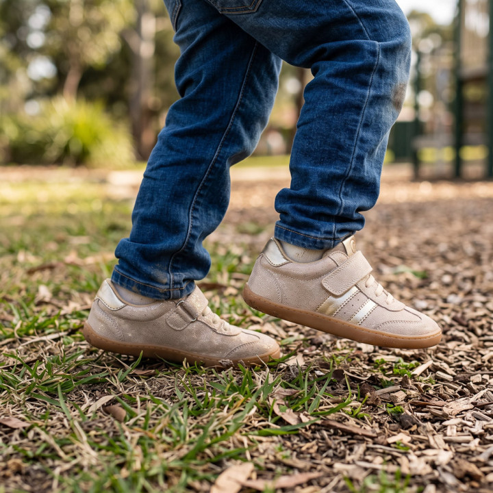 ZAPATILLA BAREFOOT DOS BANDAS PIEL CHETTO BEIGE BRILLO